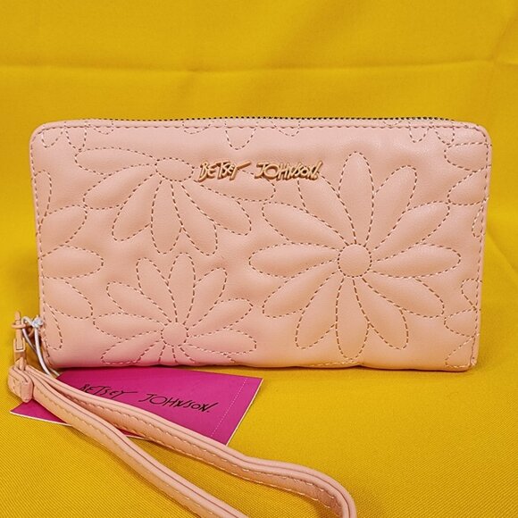 Betsey Johnson Pink Quilted Daisy Flower Spring Wallet Wristlet Zip Around NEW - Picture 1 of 13